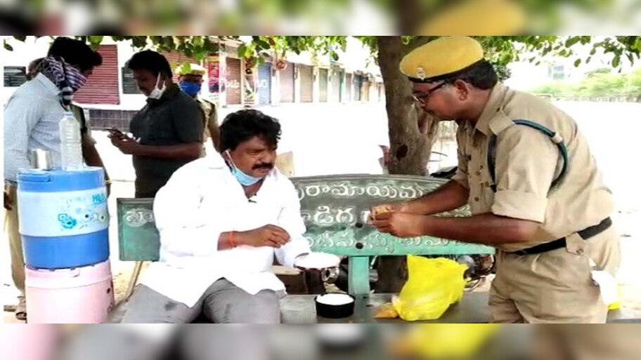ପୋଲିସ କର୍ମୀଙ୍କ ସହ ଖାଇଲେ ମନ୍ତ୍ରୀ