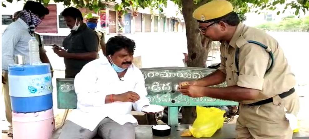 ପୋଲିସ କର୍ମୀଙ୍କ ସହ ଖାଇଲେ ମନ୍ତ୍ରୀ ପୋଲିସ କର୍ମୀଙ୍କ ସହ ଖାଇଲେ ମନ୍ତ୍ରୀ