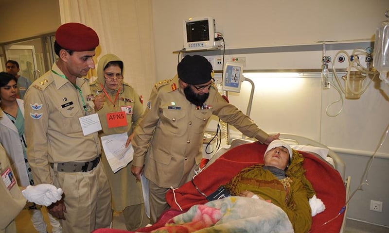 पाकिस्तान में सेना कर रही है डॉक्टरों की मदद
