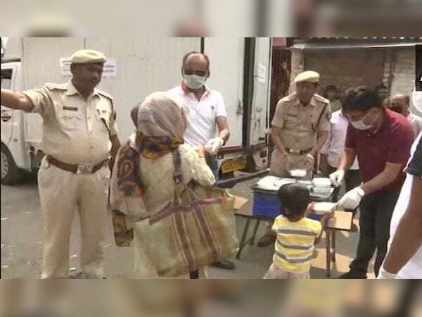 UP: ज़रूरतमंदों की मदद करते वक्त की फोटो नहीं खींचेगे पुलिस मुलाज़िम