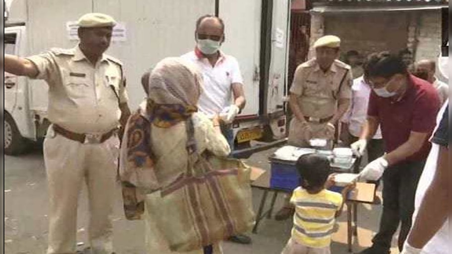 UP: ज़रूरतमंदों की मदद करते वक्त की फोटो नहीं खींचेगे पुलिस मुलाज़िम