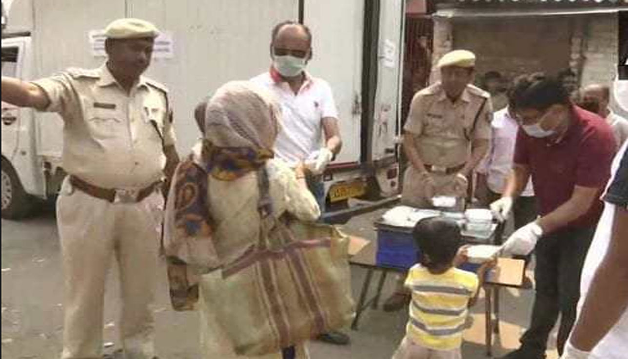 UP: ज़रूरतमंदों की मदद करते वक्त की फोटो नहीं खींचेगे पुलिस मुलाज़िम UP: ज़रूरतमंदों की मदद करते वक्त की फोटो नहीं खींचेगे पुलिस मुलाज़िम