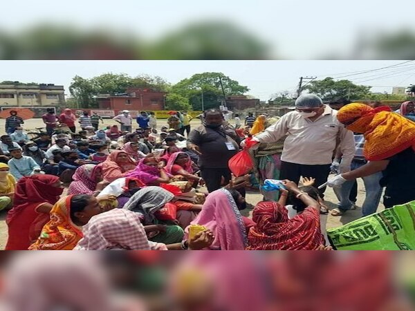 ସାମାଜିକ ଦୂରତା ନିୟମକୁ ଭୁଲିଲେ ବିଜେପି ବିଧାୟକ, ଭିଡ଼ ଏକାଠି କରି ବାଣ୍ଟିଲେ ରାସନ