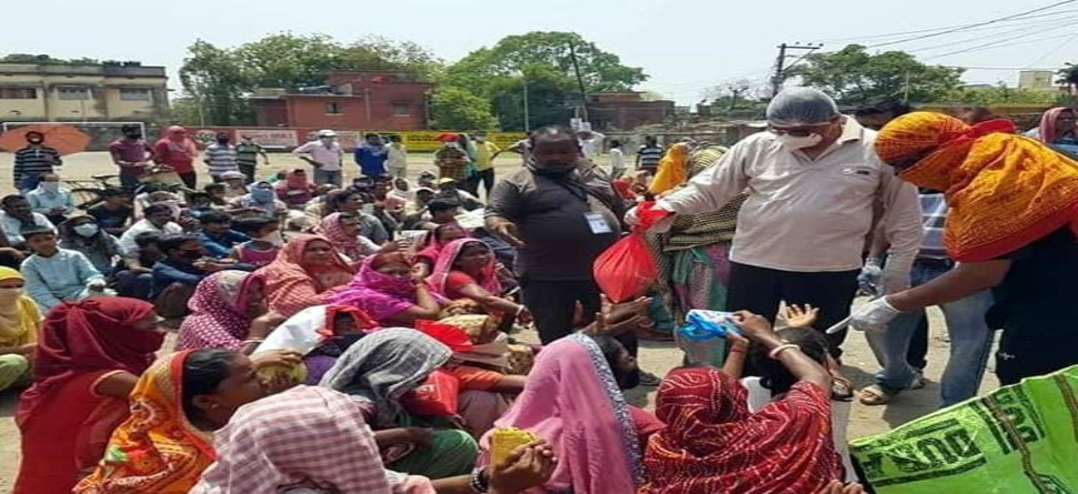 ସାମାଜିକ ଦୂରତା ନିୟମକୁ ଭୁଲିଲେ ବିଜେପି ବିଧାୟକ, ଭିଡ଼ ଏକାଠି କରି ବାଣ୍ଟିଲେ ରାସନ ସାମାଜିକ ଦୂରତା ନିୟମକୁ ଭୁଲିଲେ ବିଜେପି ବିଧାୟକ, ଭିଡ଼ ଏକାଠି କରି ବାଣ୍ଟିଲେ ରାସନ