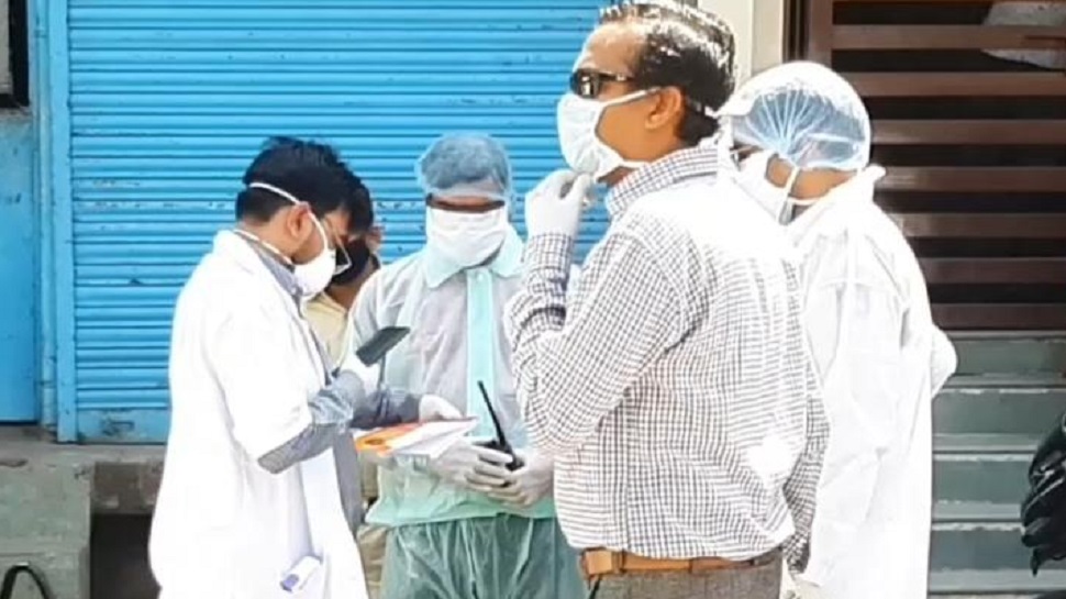 कोराना मुश्तबा बुजुर्ग की लाश का निकाला जनाजा, पॉजिटिव आई रिपोर्ट तो मचा हड़कंप कोराना मुश्तबा बुजुर्ग की लाश का निकाला जनाजा, पॉजिटिव आई रिपोर्ट तो मचा हड़कंप