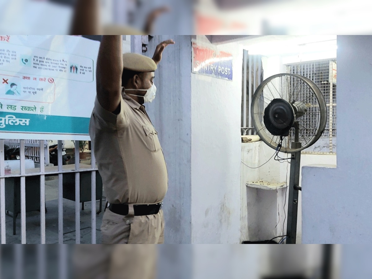 COVID-19: दिल्ली पुलिस की नई पहल, थानों के एंट्री गेट पर लगाए 'सेनिटाइजर फैन', ऐसे करता है काम