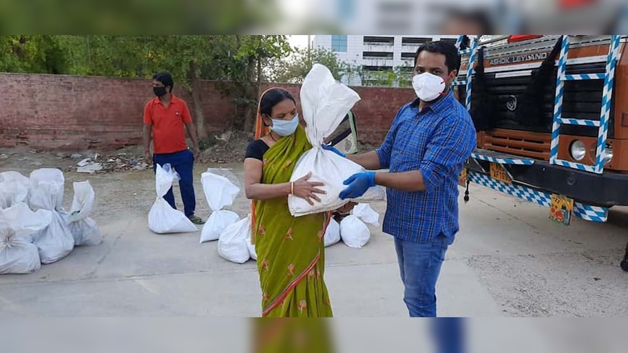 ସଂକଟ ସମୟରେ ସହାୟତାର ହାତ ବଢାଇଲା 'ଓଡ଼ିଆ ସମାଜ'