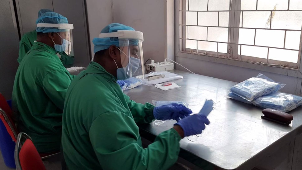 अब नहीं होगी PPE किट और मास्क की कमी, CRPF जवानों ने संभाला मोर्चा अब नहीं होगी PPE किट और मास्क की कमी, CRPF जवानों ने संभाला मोर्चा