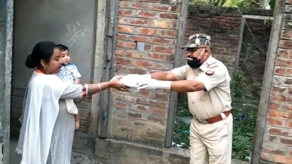 Lockdown: थाना इंचार्ज अब्दुल जलील ने पेश की इंसानियत की मिसाल Lockdown: थाना इंचार्ज अब्दुल जलील ने पेश की इंसानियत की मिसाल