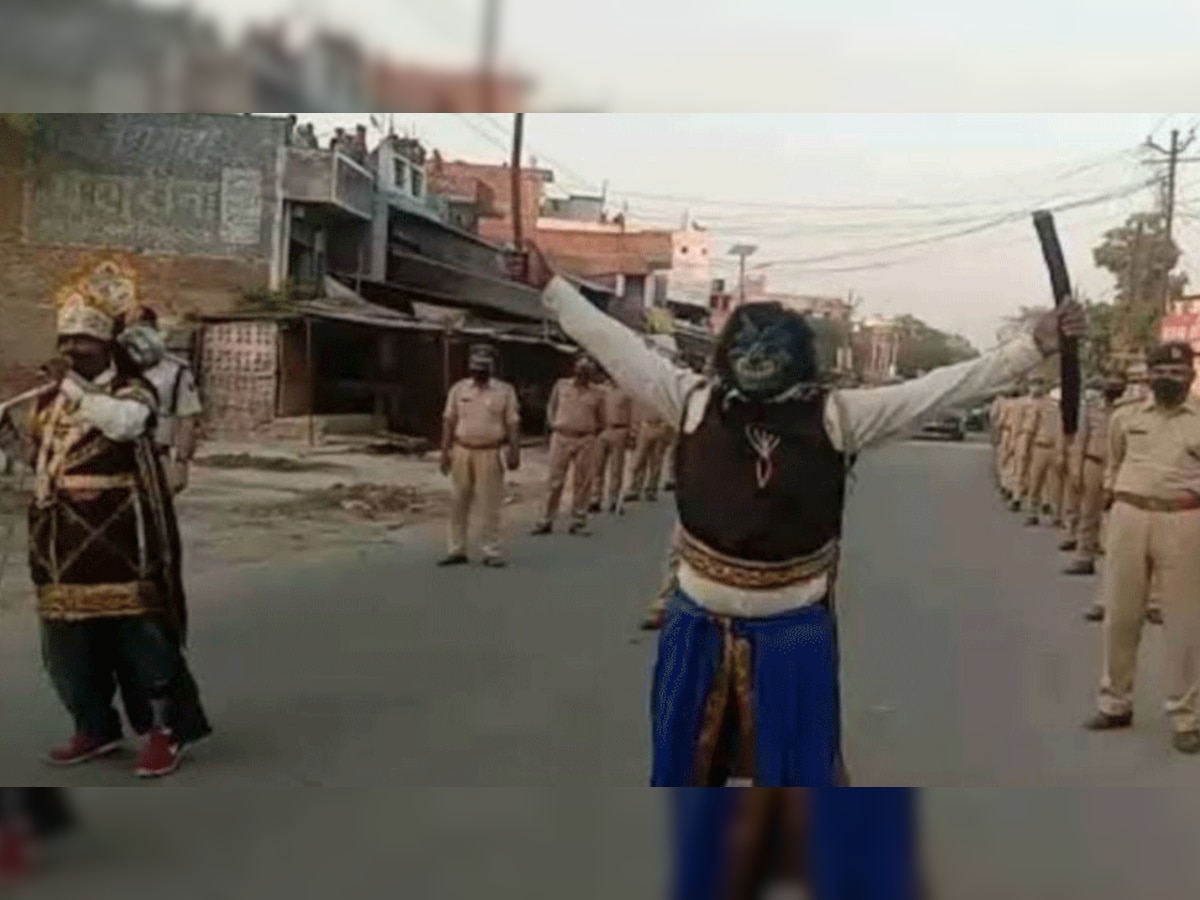 अयोध्या की सड़कों पर घूम-घूमकर लोगों को जागरूक करते यमराज और उनके दूतों का छायाचित्र।