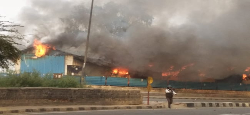 ଦିଲ୍ଲୀର ଏକ ଆଶ୍ରୟସ୍ଥଳୀରେ ଭୀଷଣ ଅଗ୍ନିକାଣ୍ଡ, ଘଟଣାସ୍ଥଳରେ ଦମକଳ ଗାଡି଼ ଦିଲ୍ଲୀର ଏକ ଆଶ୍ରୟସ୍ଥଳୀରେ ଭୀଷଣ ଅଗ୍ନିକାଣ୍ଡ, ଘଟଣାସ୍ଥଳରେ ଦମକଳ ଗାଡି଼