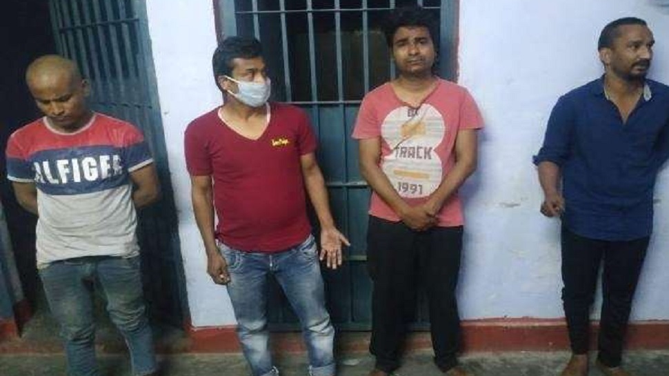 कानपुर: कोरोना हॉटस्पॉट 'चमनगंज' में सर्वे करने पहुंची नर्सों के साथ छेड़छाड़, 4 गिरफ्तार कानपुर: कोरोना हॉटस्पॉट 'चमनगंज' में सर्वे करने पहुंची नर्सों के साथ छेड़छाड़, 4 गिरफ्तार