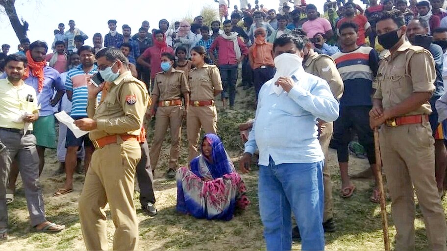 पांच बच्चों को लेकर गंगा नदी में कूदी मां, खुद तैरकर आ गई बाहर, बच्चे अभी तक लापता