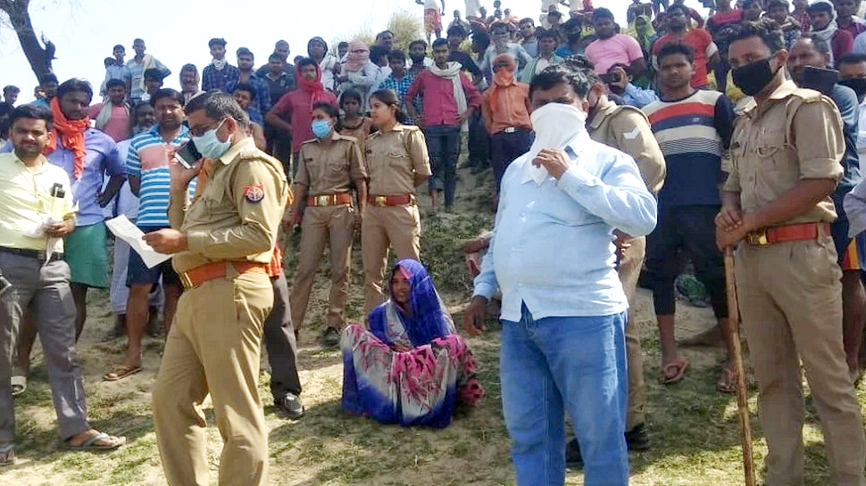 पांच बच्चों को लेकर गंगा नदी में कूदी मां, खुद तैरकर आ गई बाहर, बच्चे अभी तक लापता पांच बच्चों को लेकर गंगा नदी में कूदी मां, खुद तैरकर आ गई बाहर, बच्चे अभी तक लापता