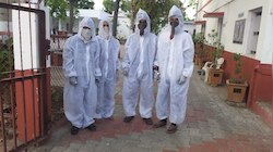 गुजरात: पुलिस ने चोरों को पहनाया सेफ्टी सूट, जानें पूरा मामला