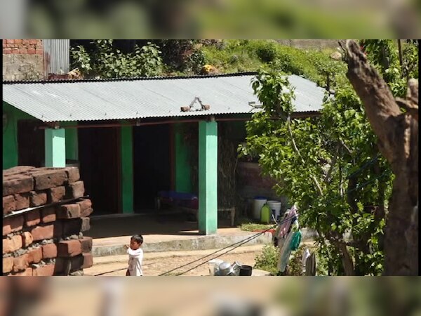 जम्मू के इस गांव में नहीं पहुंच पा रही सरकारी सहूलियात, ग़रीबों के सामने खड़ी हुई परेशानियां