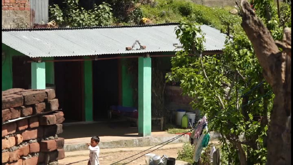 जम्मू के इस गांव में नहीं पहुंच पा रही सरकारी सहूलियात, ग़रीबों के सामने खड़ी हुई परेशानियां जम्मू के इस गांव में नहीं पहुंच पा रही सरकारी सहूलियात, ग़रीबों के सामने खड़ी हुई परेशानियां