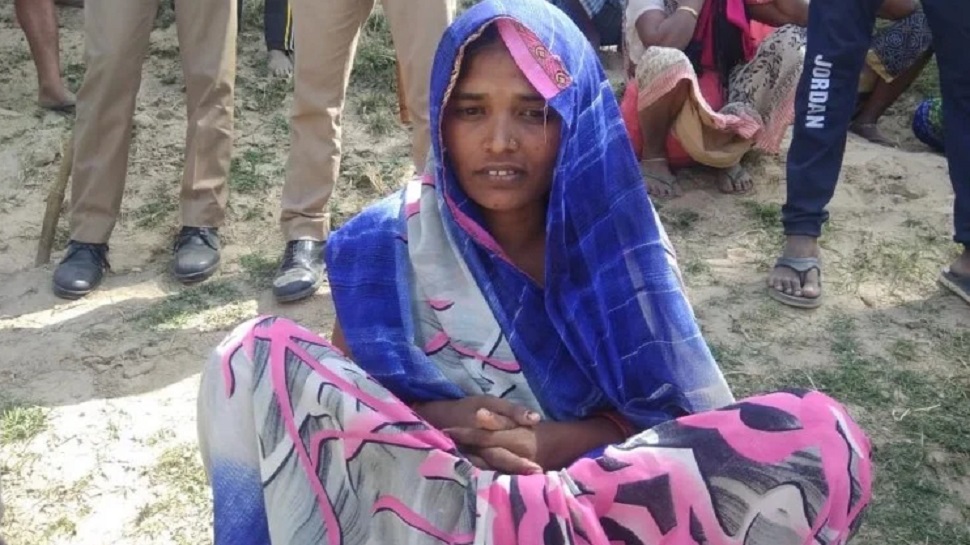 बच्चों को गंगा नदी में बहाने वाली मां पर FIR दर्ज, 2 बच्चों की मिली लाशें, 3 बेटे अब भी लापता बच्चों को गंगा नदी में बहाने वाली मां पर FIR दर्ज, 2 बच्चों की मिली लाशें, 3 बेटे अब भी लापता