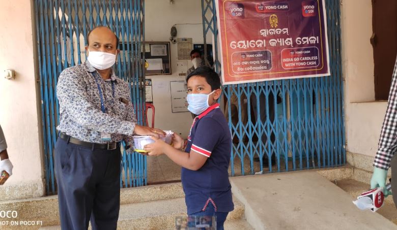 କୁନି ହାତରେ ସହାୟତା, ପିଗି ବ୍ୟାଙ୍କ ଭାଙ୍ଗି PM-CARE କୁ ଦାନ କୁନି ହାତରେ ସହାୟତା, ପିଗି ବ୍ୟାଙ୍କ ଭାଙ୍ଗି PM-CARE କୁ ଦାନ