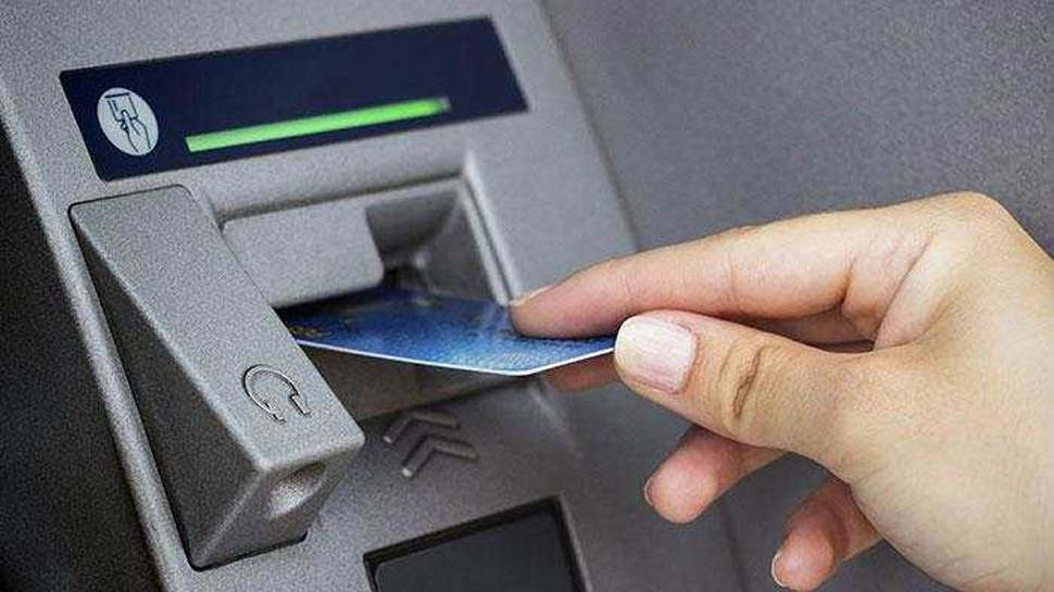 UP: अब आपके घर तक चल कर आएगा ATM, इन जगहों पर शुरू हुआ इस्तेमाल UP: अब आपके घर तक चल कर आएगा ATM, इन जगहों पर शुरू हुआ इस्तेमाल