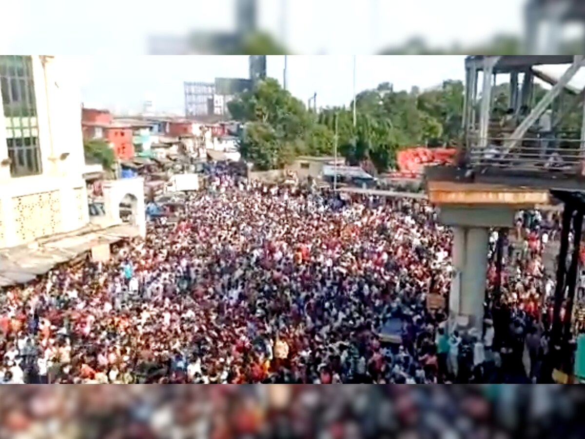 मुंबई: लॉकडाउन की उड़ी धज्जियां, हज़ारों की तादाद में उमड़े लोग, लाठीचार्ज कर भगाना पड़ा