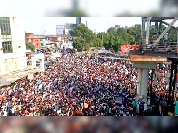 मुंबई: लॉकडाउन की उड़ी धज्जियां, हज़ारों की तादाद में उमड़े लोग, लाठीचार्ज कर भगाना पड़ा