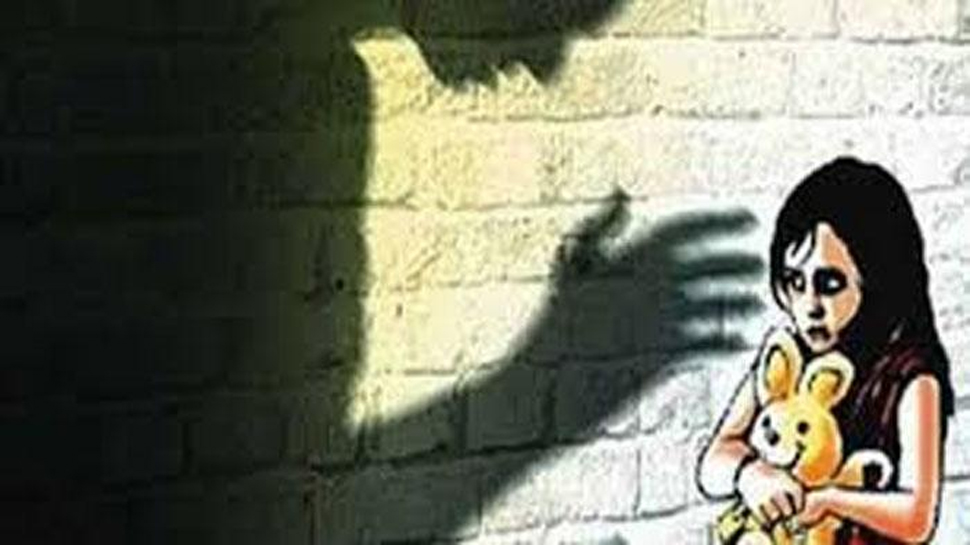 नोएडा में 14 साल के नाबालिग पर मासूम से रेप का इल्ज़ाम, टॉफी के बहाने ले गया था साथ नोएडा में 14 साल के नाबालिग पर मासूम से रेप का इल्ज़ाम, टॉफी के बहाने ले गया था साथ