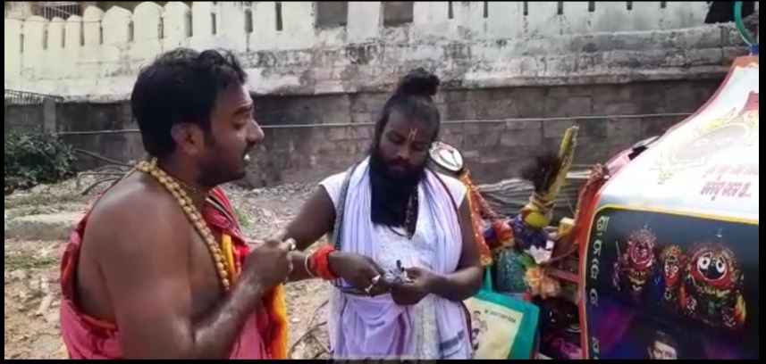 ଚିଣ୍ଟୁବାବା ଆସିଛନ୍ତି କାଳିଆ ପାଇଁ ତୁଳସୀ ନେଇ ଚିଣ୍ଟୁବାବା ଆସିଛନ୍ତି କାଳିଆ ପାଇଁ ତୁଳସୀ ନେଇ