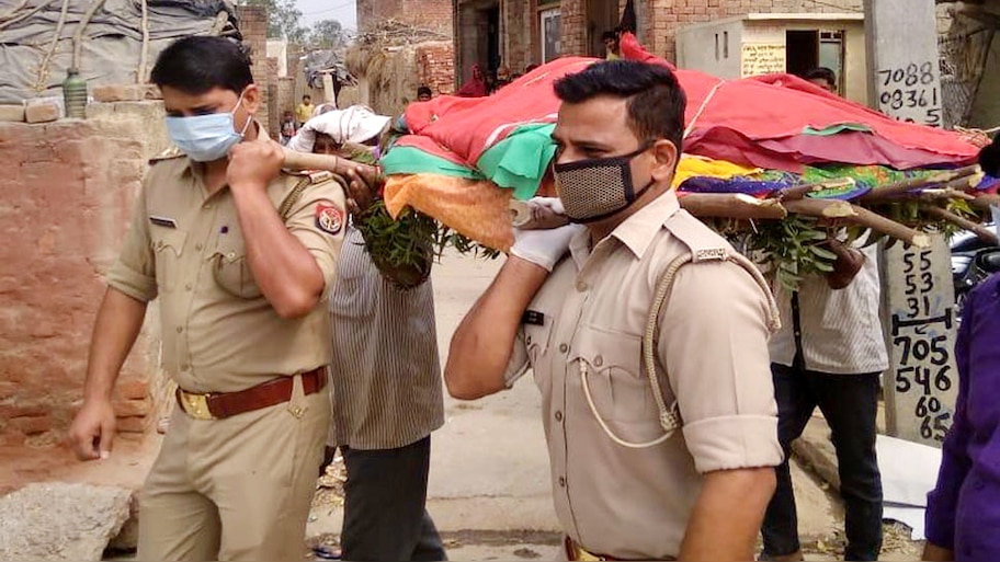 Lockdown: अनाथ खातून के जनाज़े को कंधा देकर UP पुलिस ने निभाया बेटे का फर्ज़