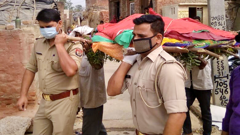 Lockdown: अनाथ खातून के जनाज़े को कंधा देकर UP पुलिस ने निभाया बेटे का फर्ज़ Lockdown: अनाथ खातून के जनाज़े को कंधा देकर UP पुलिस ने निभाया बेटे का फर्ज़