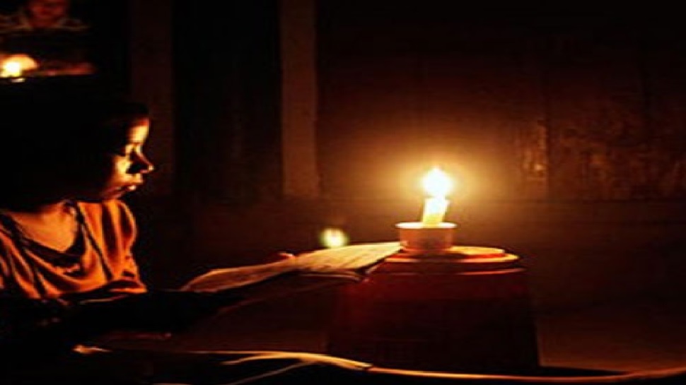 मुल्क की आज़ादी के 70 साल बाद भी यूपी के इस गांव के लोगों की ज़िंदग़ी में अंधेरा मुल्क की आज़ादी के 70 साल बाद भी यूपी के इस गांव के लोगों की ज़िंदग़ी में अंधेरा