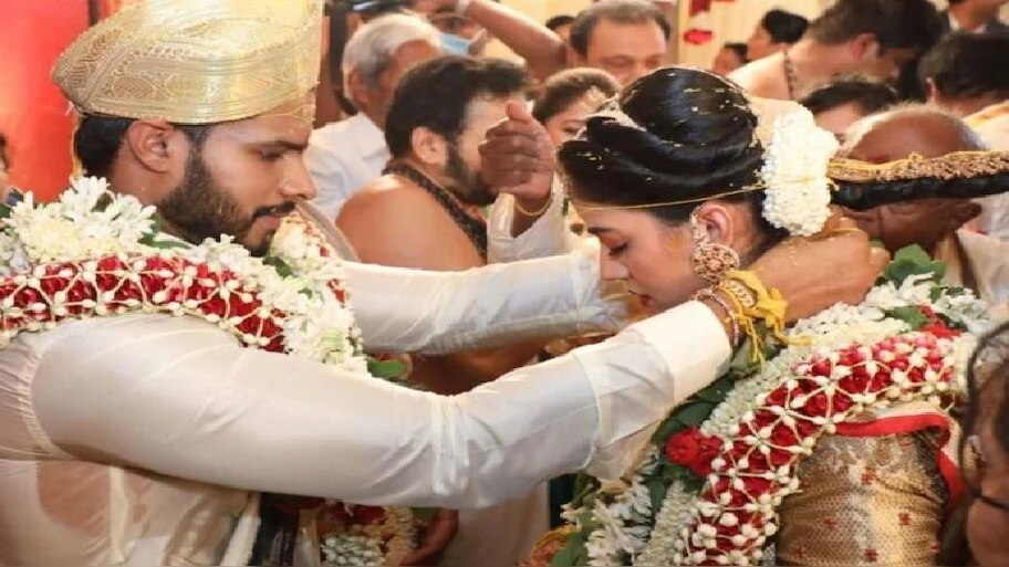 साबिक सीएम एचडी कुमारस्वामी के बेटे निखिल की शादी,सोशल डिस्टेंसिंग की उड़ी धज्जियां