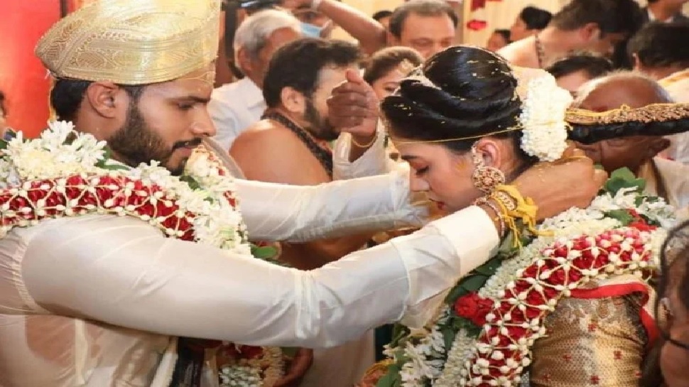 साबिक सीएम एचडी कुमारस्वामी के बेटे निखिल की शादी,सोशल डिस्टेंसिंग की उड़ी धज्जियां साबिक सीएम एचडी कुमारस्वामी के बेटे निखिल की शादी,सोशल डिस्टेंसिंग की उड़ी धज्जियां