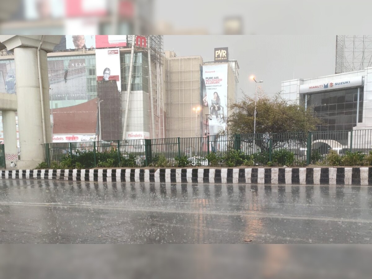 Weather: दिल्ली-NCR में मौसम का मिजाज बदला,  तेज आंधी के साथ हो रही बारिश 