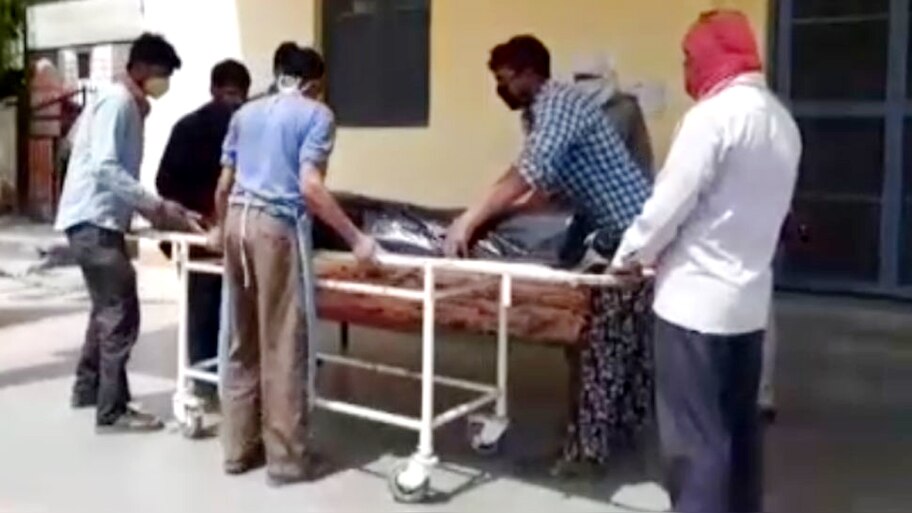 दबंगों पर शख्स को जबरदस्ती सैनिटाइज़र पिलाने का इल्ज़ाम, मुतास्सिर की अस्पताल में मौत