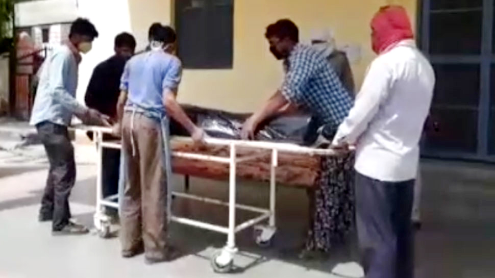 दबंगों पर शख्स को जबरदस्ती सैनिटाइज़र पिलाने का इल्ज़ाम, मुतास्सिर की अस्पताल में मौत दबंगों पर शख्स को जबरदस्ती सैनिटाइज़र पिलाने का इल्ज़ाम, मुतास्सिर की अस्पताल में मौत