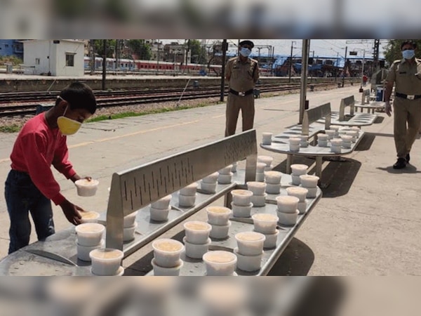 लॉकडाउन: रोजाना 300 जगहों पर जरूरमंदों को दो वक्त का खाना खिला रहे हैं रेलवेकर्मी