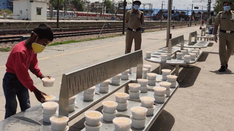 लॉकडाउन: रोजाना 300 जगहों पर जरूरमंदों को दो वक्त का खाना खिला रहे हैं रेलवेकर्मी लॉकडाउन: रोजाना 300 जगहों पर जरूरमंदों को दो वक्त का खाना खिला रहे हैं रेलवेकर्मी