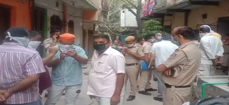 ଲକଡାଉନରେ ଛାତରେ ବସି ପିଉଥିଲେ ମଦ, ଅଭିଯୋଗ କରିବାରୁ କରିଦେଲେ ହତ୍ୟା ଲକଡାଉନରେ ଛାତରେ ବସି ପିଉଥିଲେ ମଦ, ଅଭିଯୋଗ କରିବାରୁ କରିଦେଲେ ହତ୍ୟା