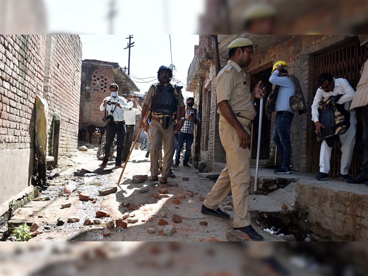 Lockdown : अलीगढ़ में लोगों ने पुलिस कारकुनान पर फेंके पत्थर, एक ज़ख्मी
