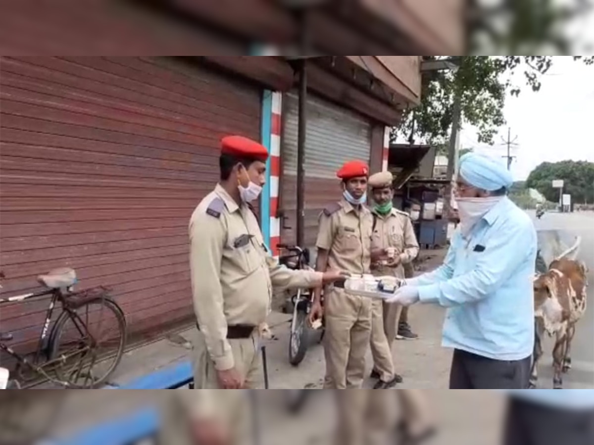 पुलिसकर्मियों को चाय पिलाते हुए राजू बग्गा