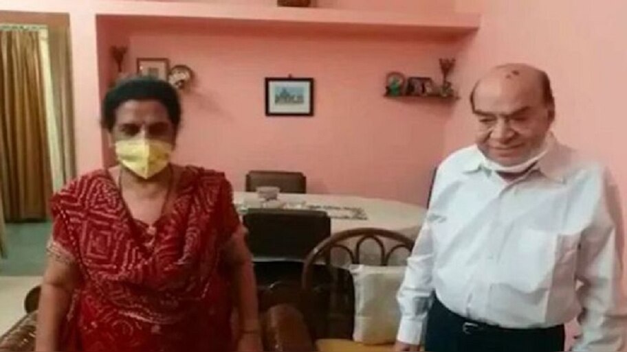 लखनऊ पुलिस ने इस काम से जीत लिया दिल, बुजुर्ग जोड़े के सालगिरह पर पहुंचाया केक