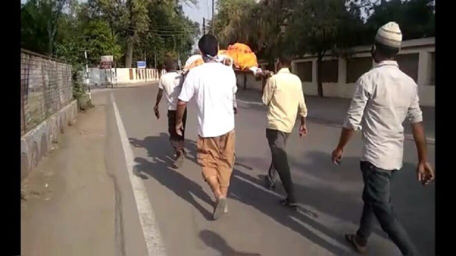 Lockdown:वालिद के आखिरी वक्त में नहीं पहुंच सकी एक बेटी, मुस्लिम भाइयों ने दिया कंधा