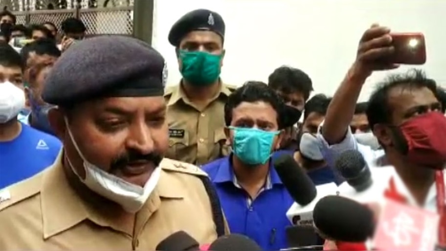 यूपी के एटा में सामने आया सनसनीखेज मामला, घर में एक ही कुनबे के 5 मेंबरान की लाश बरामद