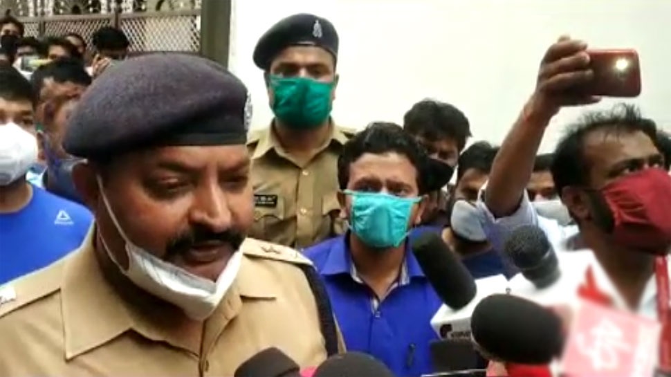 यूपी के एटा में सामने आया सनसनीखेज मामला, घर में एक ही कुनबे के 5 मेंबरान की लाश बरामद यूपी के एटा में सामने आया सनसनीखेज मामला, घर में एक ही कुनबे के 5 मेंबरान की लाश बरामद