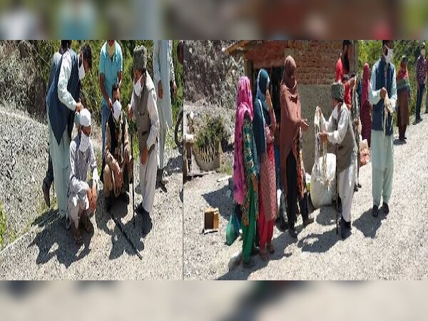 माज़ूर मोहम्मद फरीद मलिक ने रमजान के पहले ही दिन किया नेक काम, लोगों को बांटे मास्क