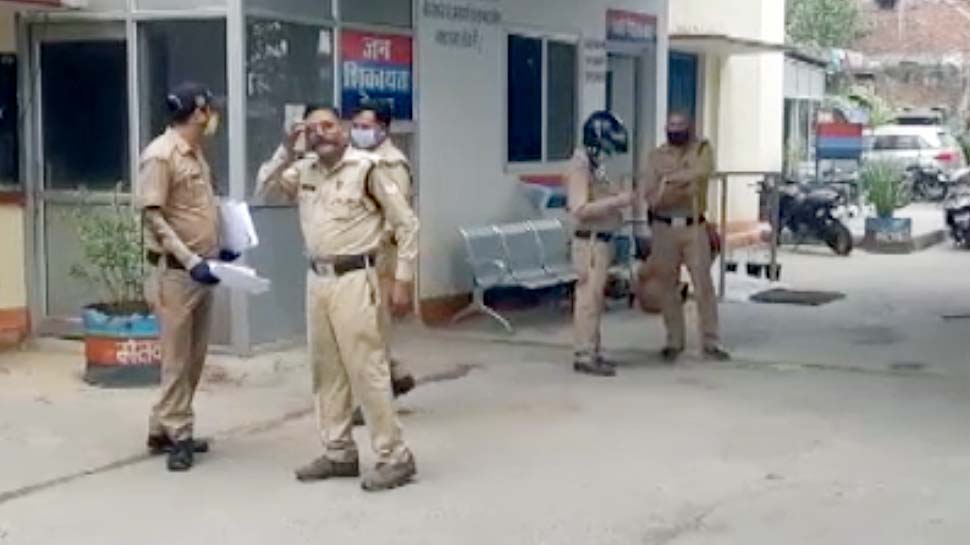 मौलवी को पड़ी भारी Lockdown की खिलाफवर्ज़ी, पुलिस ने किया 14 दिन क्वॉरंटीन मौलवी को पड़ी भारी Lockdown की खिलाफवर्ज़ी, पुलिस ने किया 14 दिन क्वॉरंटीन