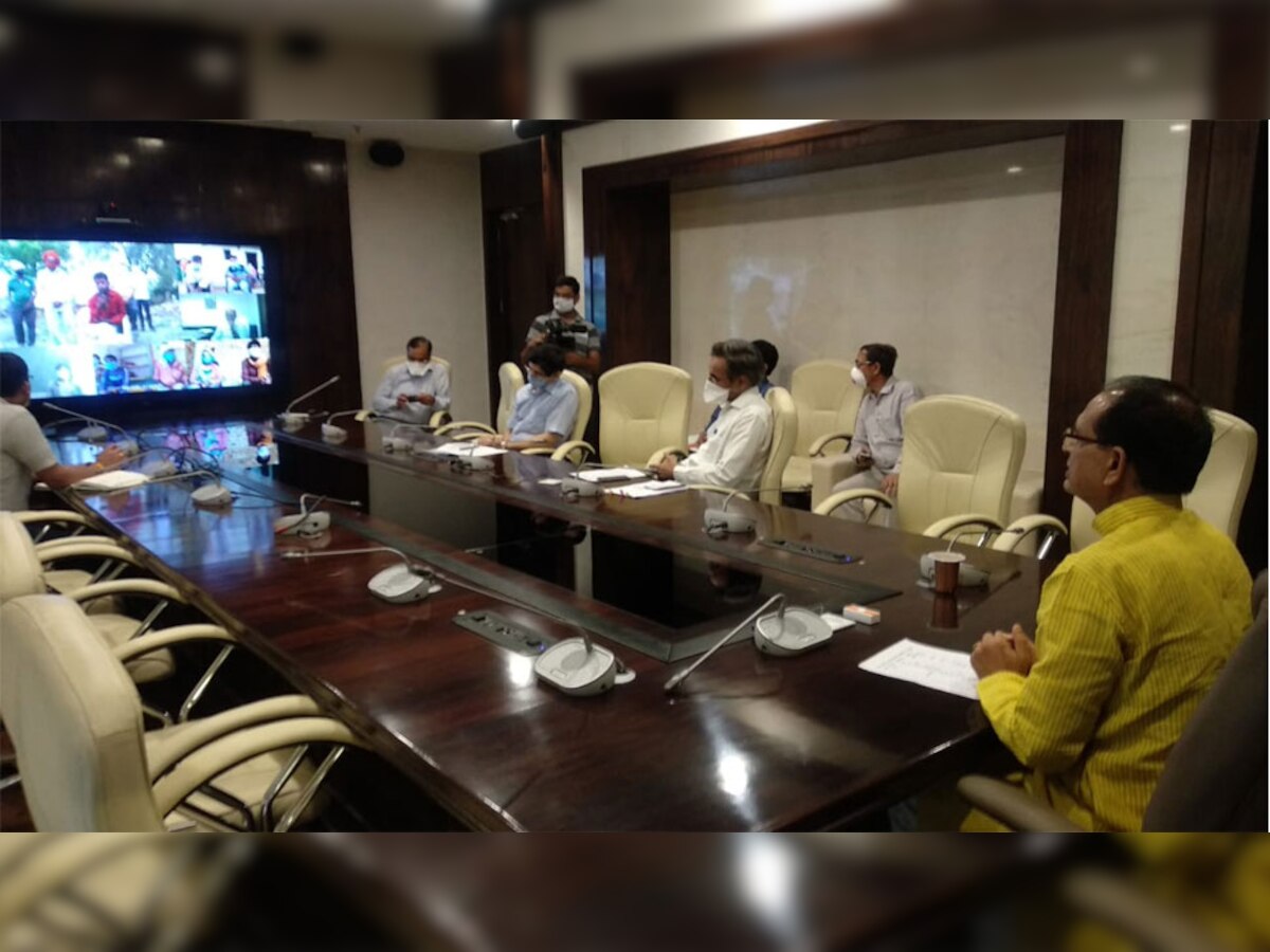 मजदूर भाइयों से वीडियो कॉन्फ्रेंसिंग के जरिए बातचीत करते हुए सीएम शिवराज सिंह चौहान