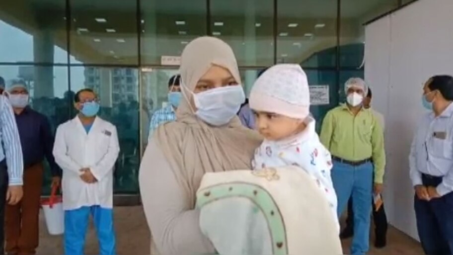 COVID19:गोरखपुर में 3 महीने की मासूम ने जीत ली जंग, डाक्टर्स ने ताली बजाकर किया विदा
