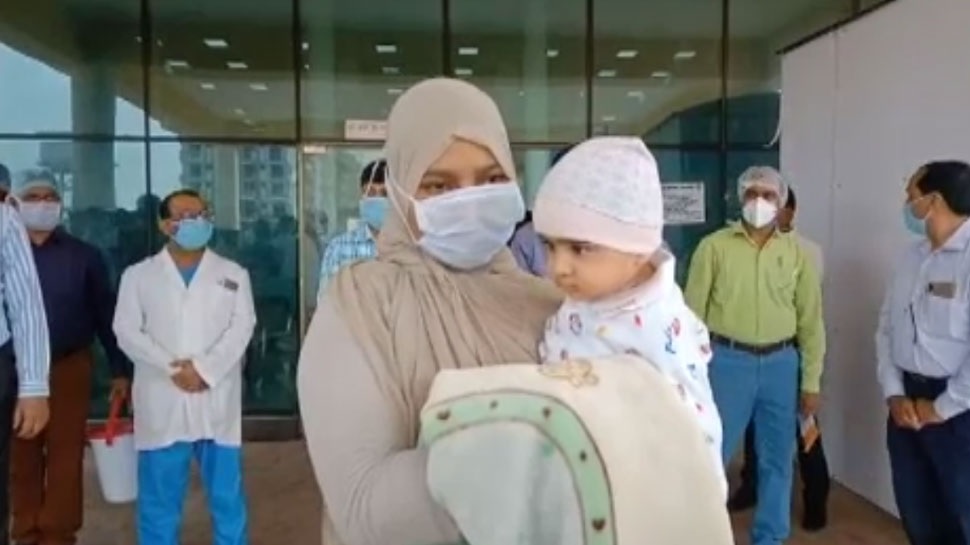 COVID19:गोरखपुर में 3 महीने की मासूम ने जीत ली जंग, डाक्टर्स ने ताली बजाकर किया विदा COVID19:गोरखपुर में 3 महीने की मासूम ने जीत ली जंग, डाक्टर्स ने ताली बजाकर किया विदा